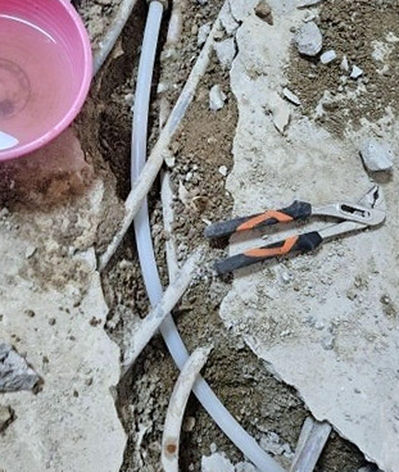 안중읍 누수탐지 — 상한 구간을 잘라내고 새 배관으로 이어 놓은 모습