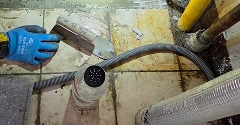 청북읍 누수탐지 — 표시한 범위만 바닥 마감을 긁어내는 모습