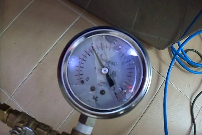 독곡동 누수탐지 — 배관에 연결한 압력계로 수치를 지켜보는 모습