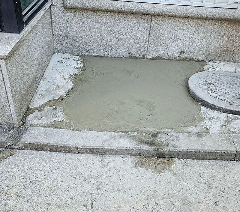 고덕동 누수탐지 — 배관과 부동전 교체 뒤 파낸 자리를 시멘트로 메운 모습