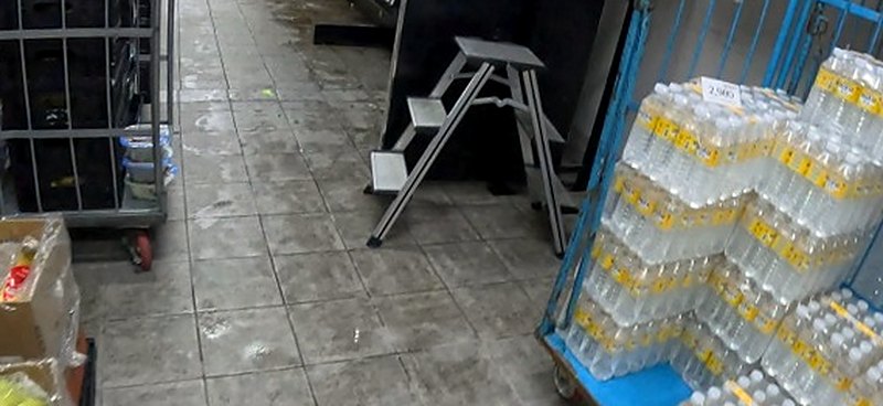 물기가 남아 있는 상가 안쪽 통로 바닥