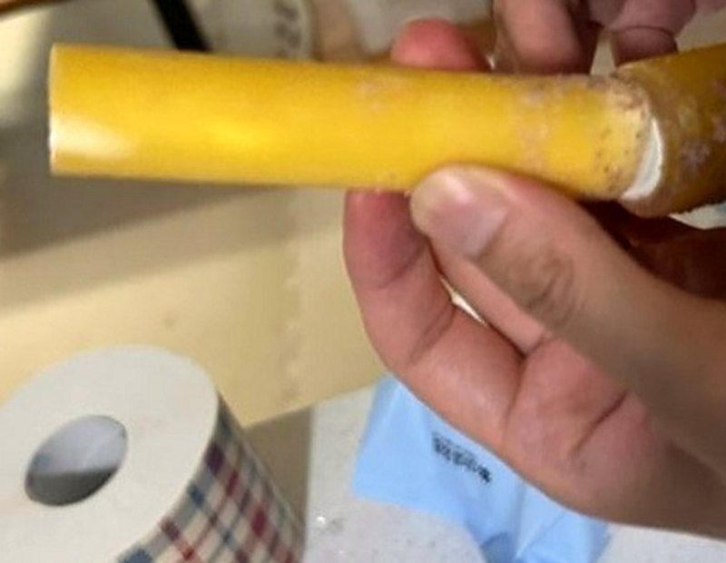 지산동 누수탐지 — 잘라낸 노란 배관과 물때가 낀 연결 부속