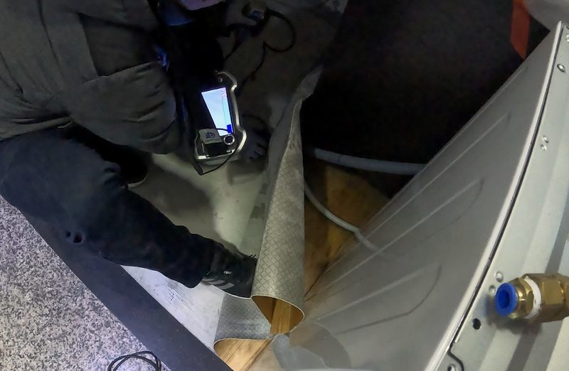 팽성 누수탐지 — 집진 장비를 켜고 바닥 작업을 준비하는 모습