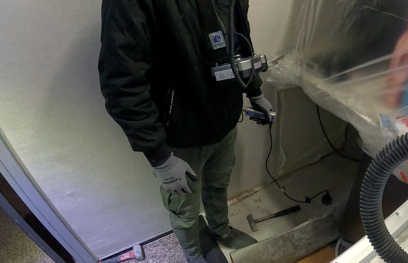 팽성 누수탐지 — 바닥을 열어 드러난 배관을 새것으로 바꿔 연결한 모습