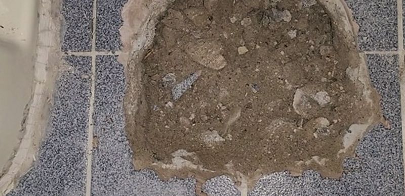 욕실 타일을 걷어내고 드러난 바닥 속 흙과 자갈